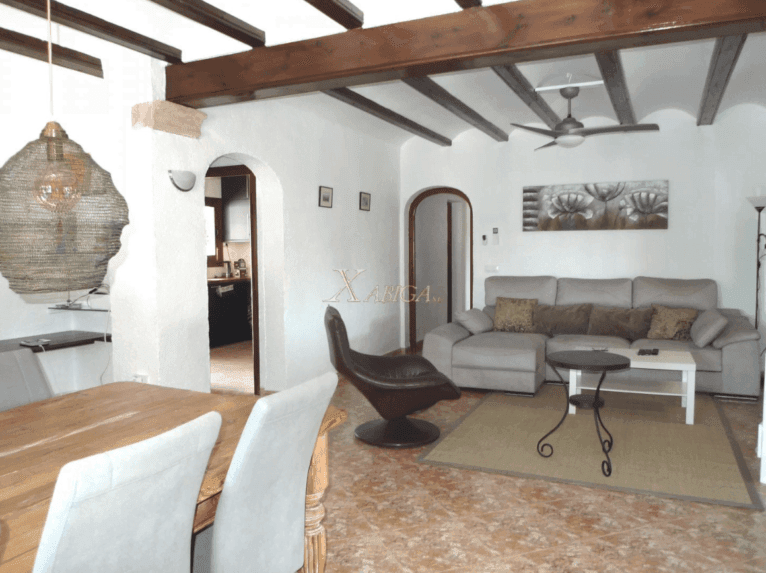 Amplio salón comedor para recibir a amigos y familiares