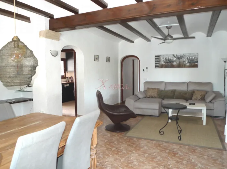 Amplio salón comedor para recibir a amigos y familiares