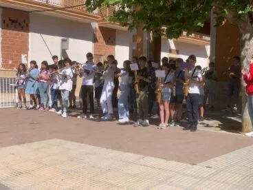 Banda Juvenil ambientando el recorrido de la Cursa de la Dona Xàbia 2023