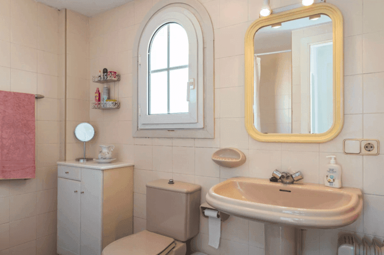 Baño de la vivienda con ventana abatible