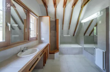 Baño en suite con bañera
