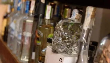 Botellas de vino con Denominación de Origen Rioja y Ribera del Duero