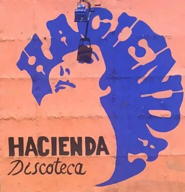 Cartel de la entrada de la Discoteca Hacienda