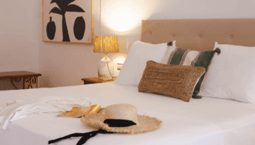 Colores suaves y materiales naturales en las suites del hotel