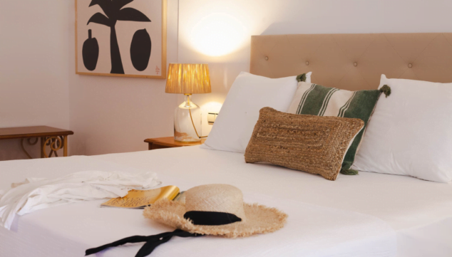 Imagen: Colores suaves y materiales naturales en las suites del hotel