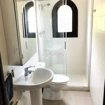 Cuarto de baño equipado con plato de ducha y mampara