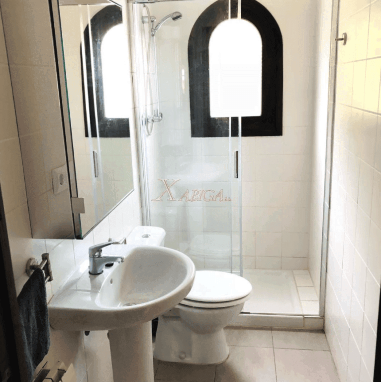 Cuarto de baño equipado con plato de ducha y mampara