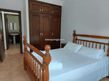 Descansa en cualquiera de los cuatro cómodos dormitorios de este chalet