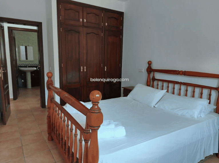 Descansa en cualquiera de los cuatro cómodos dormitorios de este chalet