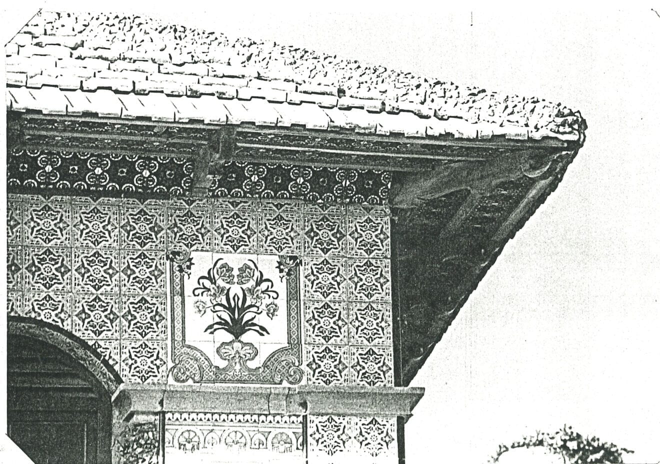 Detalle del alero y revestimientos cerámicos de la Casa Vista Alegre Xàbia | Foto AMX