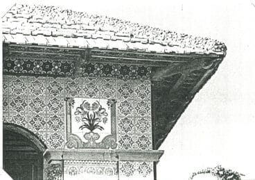 Detalle del alero y revestimientos cerámicos de la Casa Vista Alegre Xàbia | Foto AMX