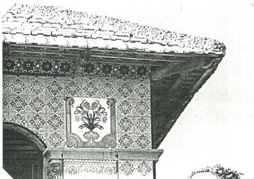 Detalle del alero y revestimientos cerámicos de la Casa Vista Alegre Xàbia | Foto AMX