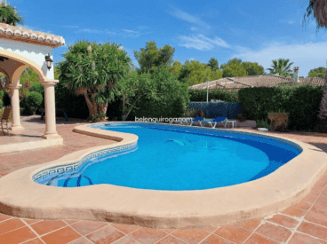 Disfruta de un oasis de tranquilidad en su piscina exterior