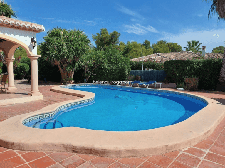 Disfruta de un oasis de tranquilidad en su piscina exterior