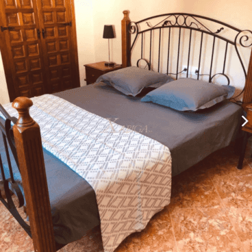 Dormitorio con cama de matrimonio equipado con armarios empotrados