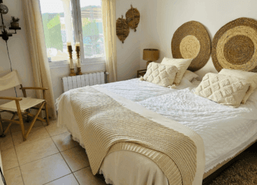 Dormitorio con cama doble