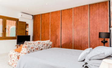 Dormitorio con cama doble de la villa