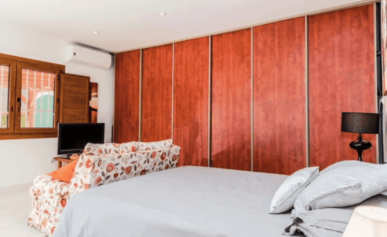 Dormitorio con cama doble de la villa