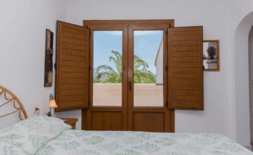 Dormitorio con cama doble muy luminoso