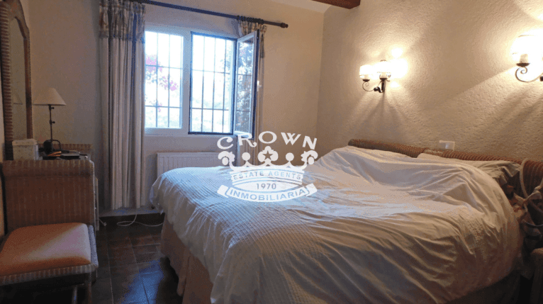 Dormitorio principal con armarios empotrados