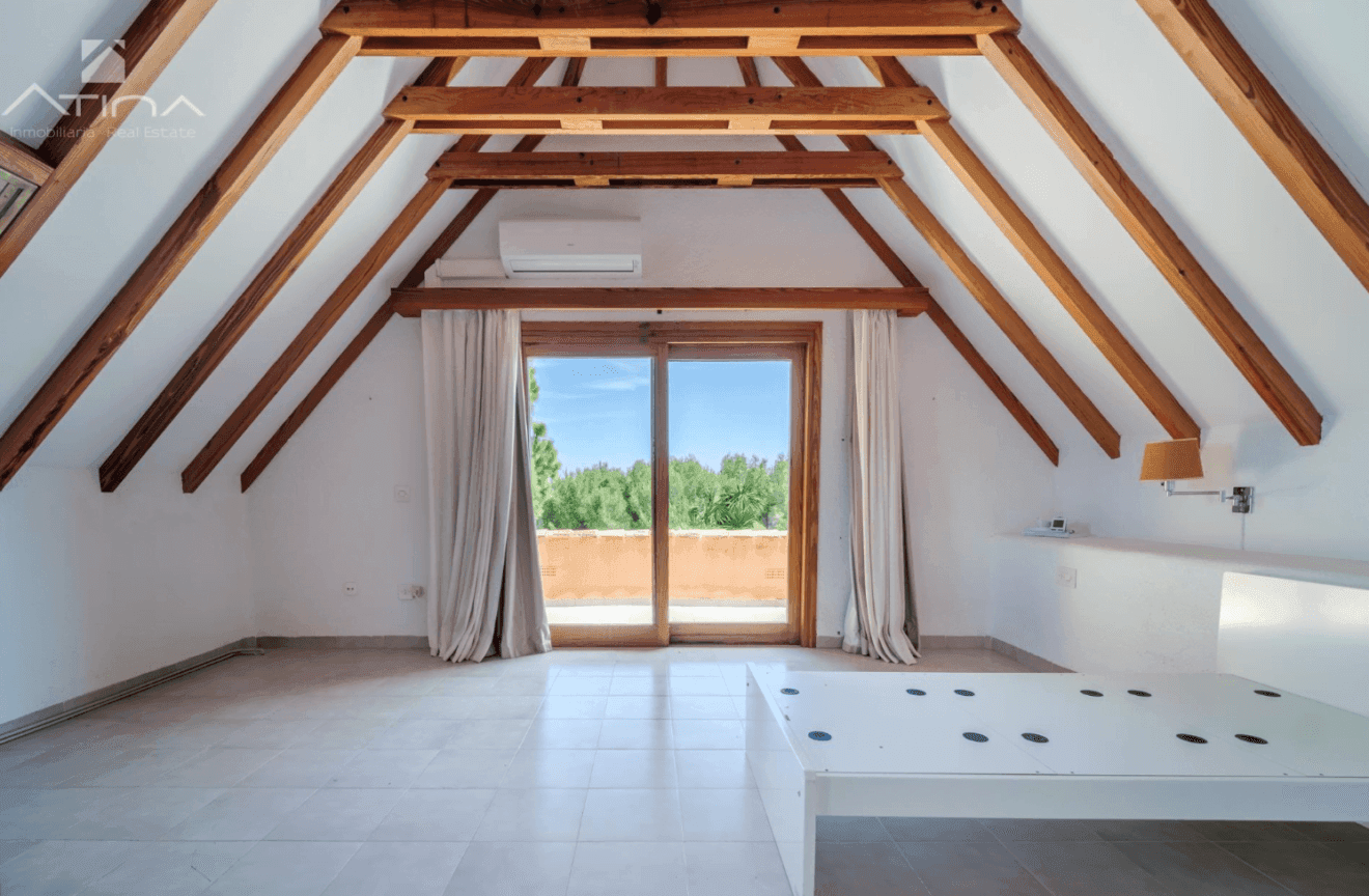 Dormitorio principal en suite con terraza privada y vistas