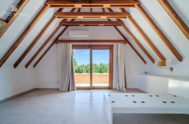 Dormitorio principal en suite con terraza privada y vistas
