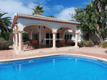 Elegante fachada del chalet junto a la piscina