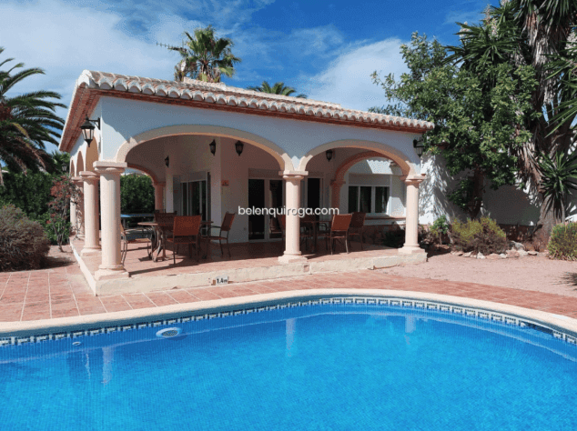 Imagen: Elegante fachada del chalet junto a la piscina