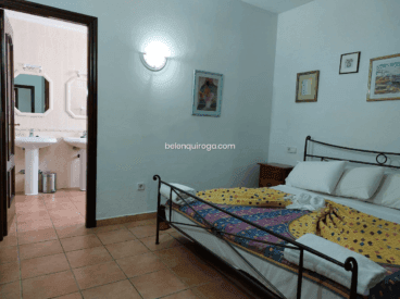Encuentra la paz y la tranquilidad en el dormitorio principal con baño en suite
