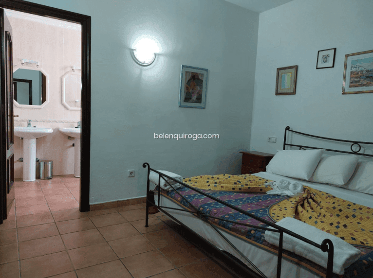 Encuentra la paz y la tranquilidad en el dormitorio principal con baño en suite