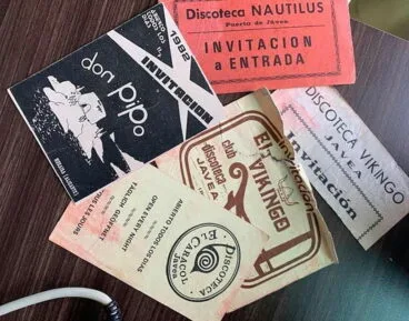 Entradas e invitaciones de distintas discotecas donde está la de Nautilus