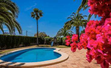 Exterior de la villa con piscina y jardín