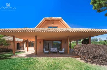 Fachada de la villa en una vista frontal
