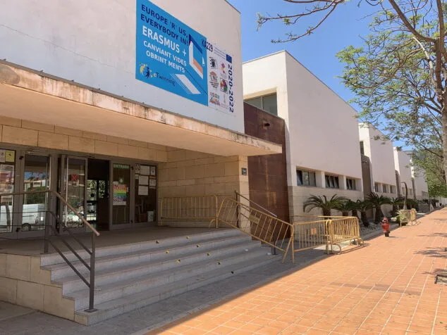 Imagen: Fachada del IES La Mar en Xàbia