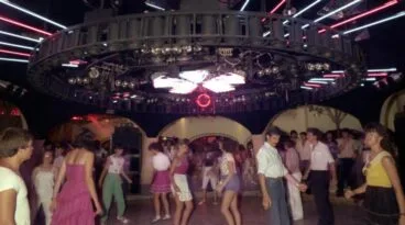 Gente bailando en la discoteca Caracol Xàbia años 80