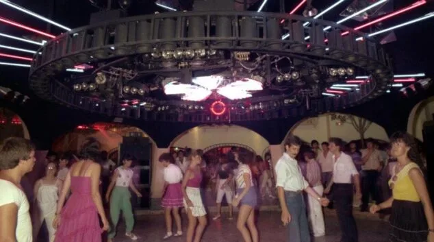 Imagen: Gente bailando en la discoteca Caracol Xàbia años 80