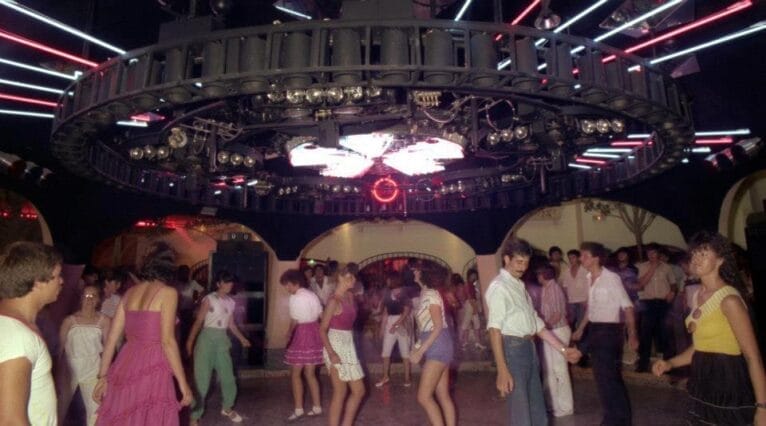 Gente bailando en la discoteca Caracol Xàbia años 80