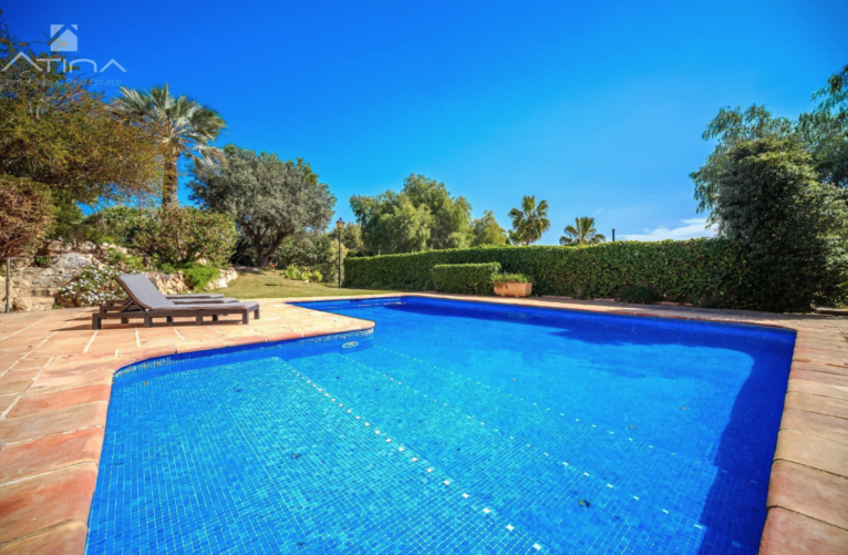 Gran piscina privada con terraza para relajarse en sus tumbonas