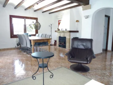 Gran salón comedor muy luminoso y con chimenea