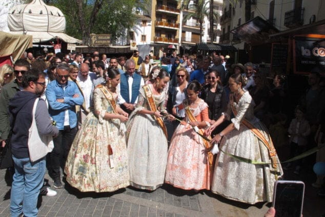 Imagen: Inauguración de la Fira d'Artesania de Xàbia 2023 por parte de las representantes de las fiestas de Fogueres