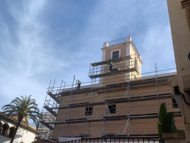 Imagen: Instalación del andamio en el palacete del centro histórico de Xàbia