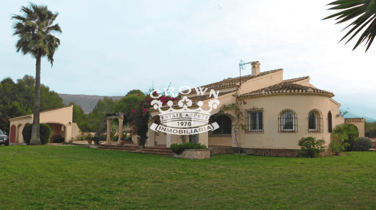 Jardín muy cuidado en los alrededores del chalet