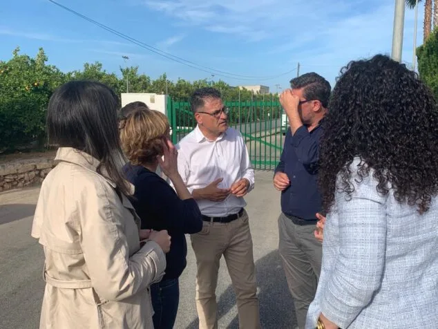Imagen: José Ramón González de Zarate conversando con los populares