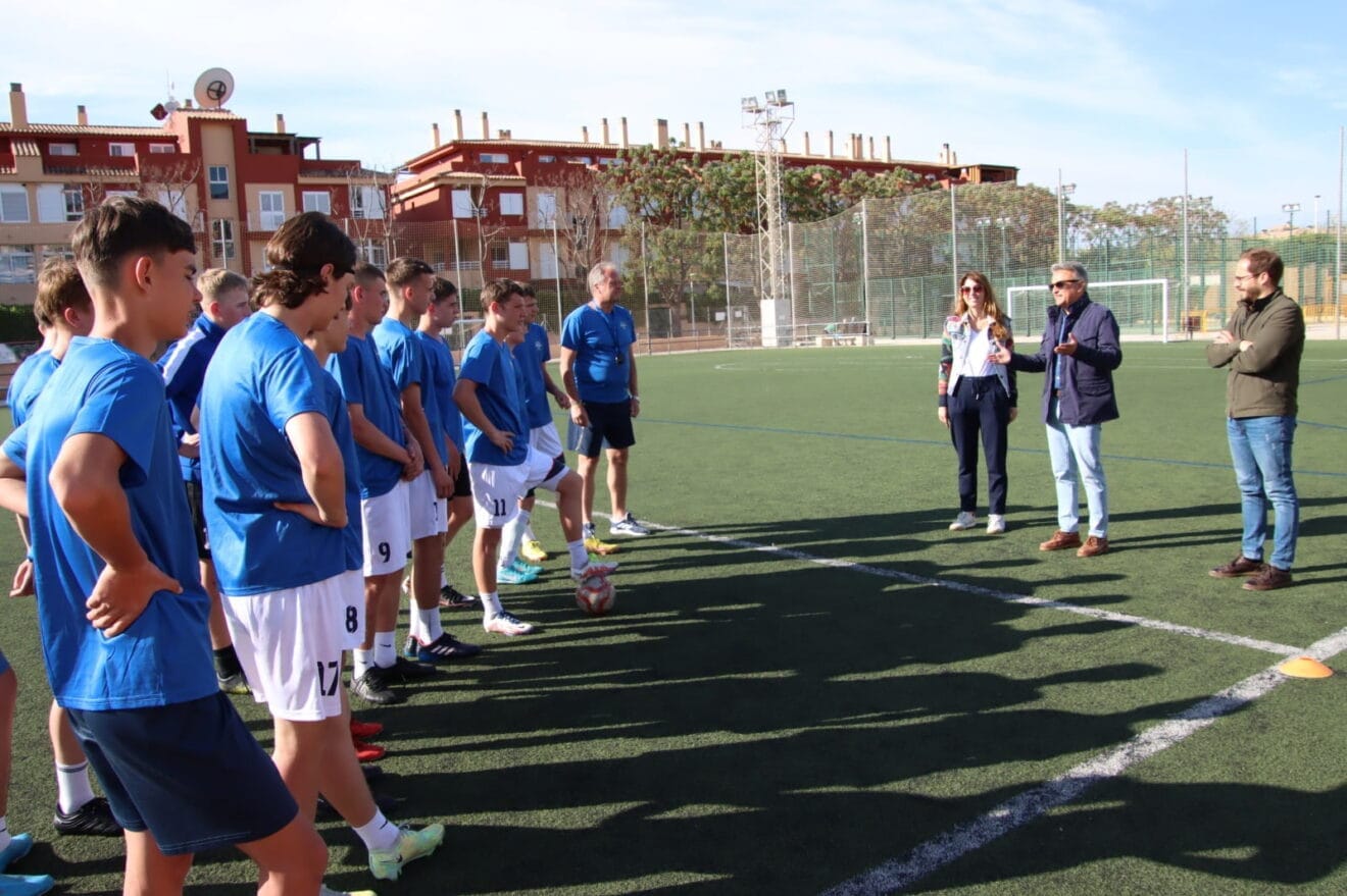Jóvenes de Sumy con el alcalde de Xàbia