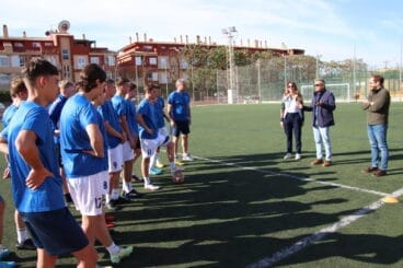 Jóvenes de Sumy con el alcalde de Xàbia