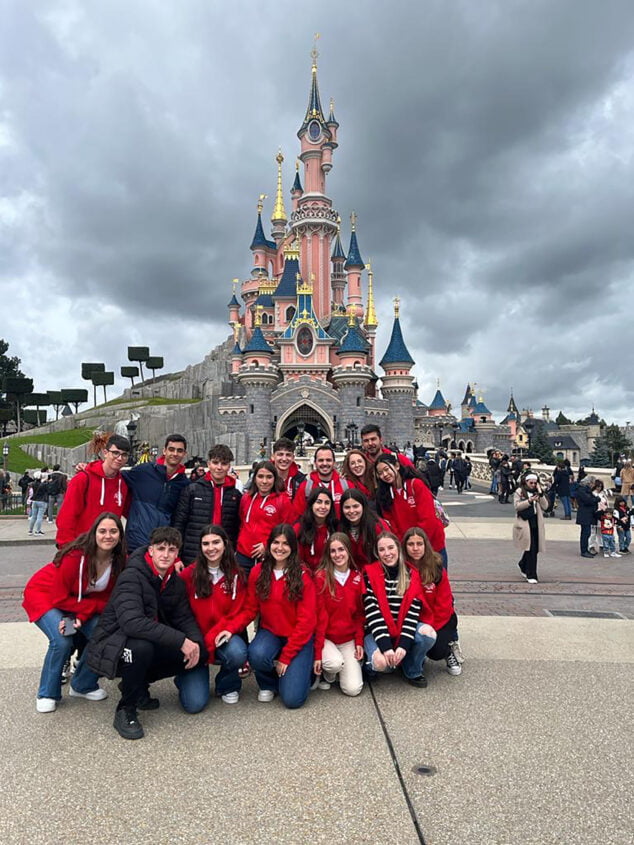Imagen: La banda de música de Xàbia ante el castillo de Disneyland Paris
