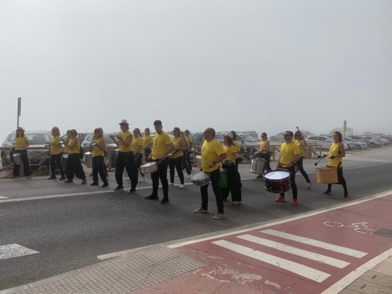 La batukada tocando durante el recorrido de la Cursa de la Dona Xàbia 202