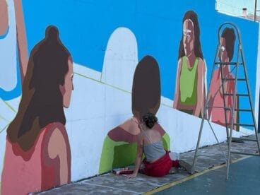Lucia Tachó pintando el mural