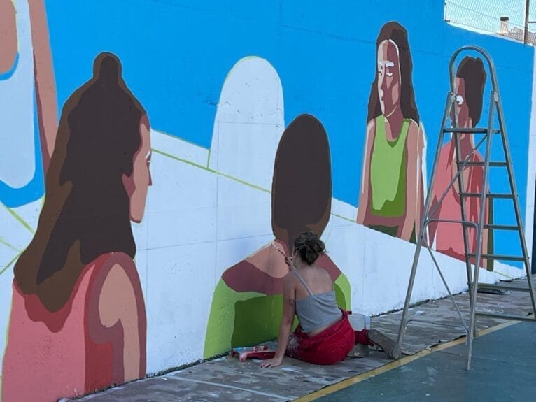 Lucia Tachó pintando el mural
