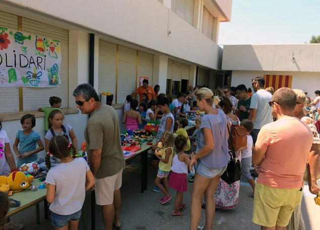 Imagen: Mercadillo solidario de l'Escola d'estiu de Xàbia en 2017